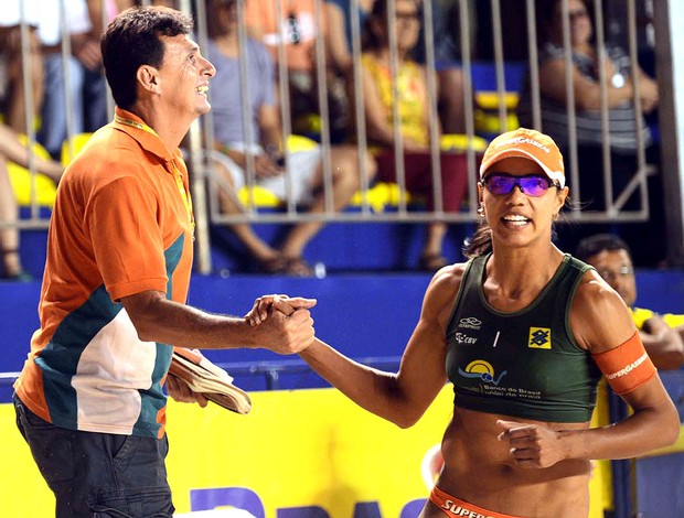 Juliana, Larissa e Reis Castro técnico vôlei de praia (Foto: CBV)