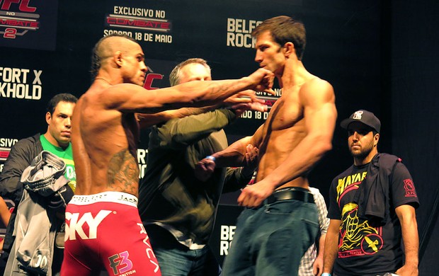 Vitor Belfort empurrão pesagem UFC Luke Rockhold (Foto: Ivan Raupp)