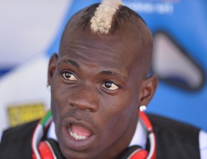 balotelli estilo milan x pescara (Foto: AFP)