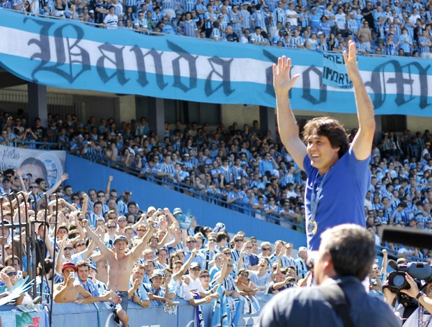 Danrlei nos braços da torcida do Grêmio na despedida do Olímpico (Foto: Diego Guichard/GLOBOESPORTE.COM)