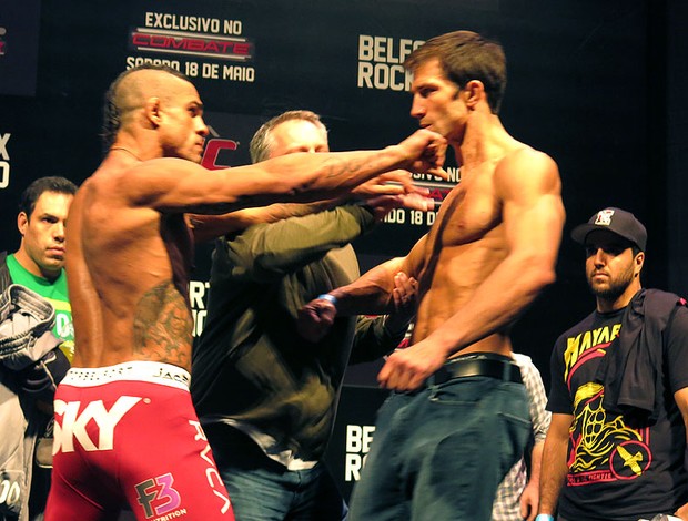 Vitor Belfort empurrão pesagem UFC Luke Rockhold (Foto: Ivan Raupp)