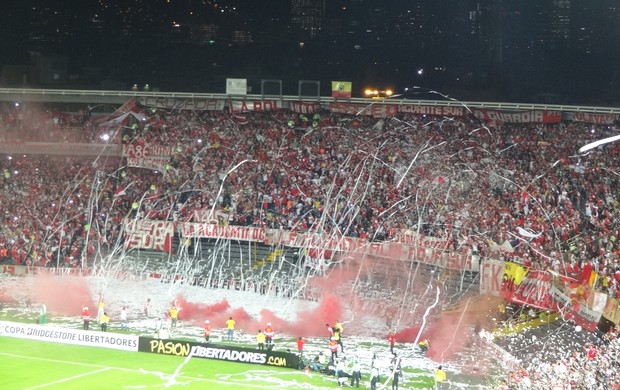 Torcedores do Santa Fé fazem festa no El Campín (Foto: Hector Werlang/GLOBOESPORTE.COM)