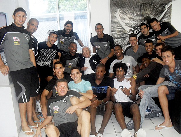 Jogadores do Botafogo e Nilton Santos (Foto: AGIF)