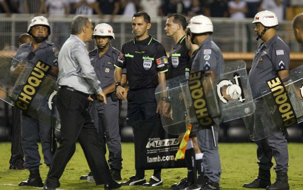 Tite com árbitro Carlos Amarilla (Foto: Daniel Augusto Jr / Agência Corinthians)