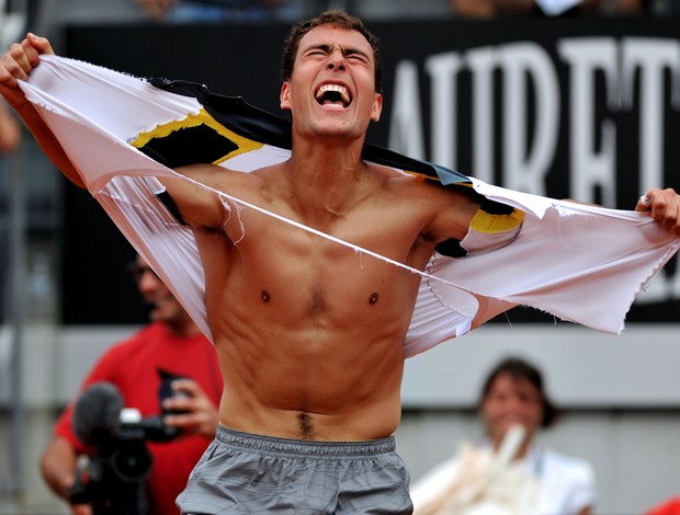 tÊnis Janowicz rasga a camisa ao vencer Tsong (Foto: Agência AFP)