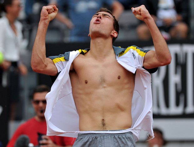 tÊnis Janowicz rasga a camisa ao vencer Tsong (Foto: Agência AFP)