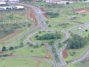 Vista aérea do trecho da DF-047 onde já começaram as obras de acesso ao aeroporto JK. Conclusão do serviço está prevista para janeiro de 2014 (Foto: Reprodução/TV Globo)