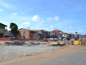 A um mês da Copa das Confederações, principal via de acesso ao Castelão tem cenário de obras (Foto: André Teixeira/G1)