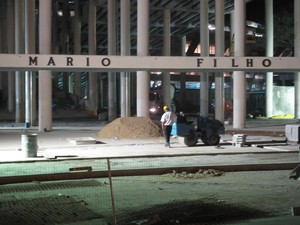 Operários ainda trabalham no entorno do Maracanã (Foto: Marcelo Elizardo/ G1)