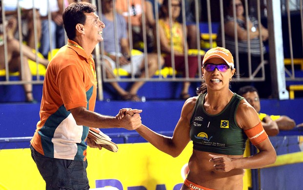 Juliana, Larissa e Reis Castro técnico vôlei de praia (Foto: CBV)