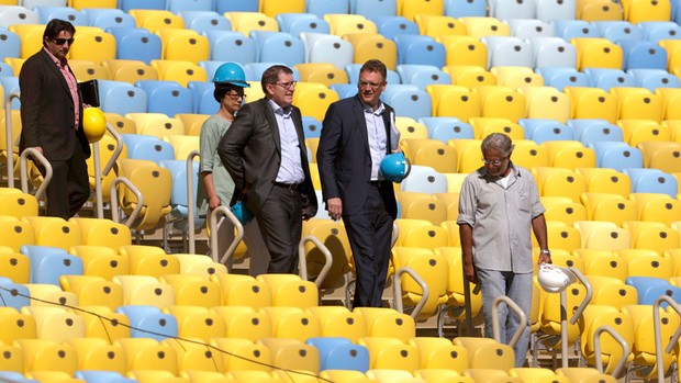  Jerome Valcke vistoria Maracanã (Foto: Reuters)