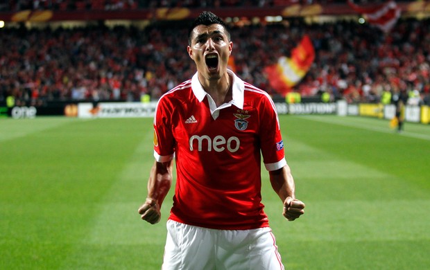 Oscar Cardozo, Benfica x Fenerbahçe (Foto: AP)