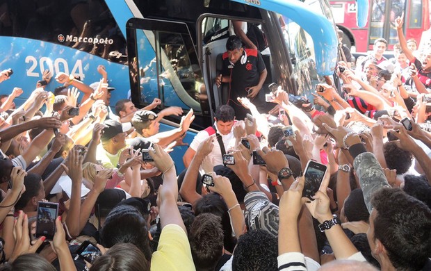 Desembarque Flamengo Juiz de Fora - Léo Moura desembarca (Foto: Cahê Mota)