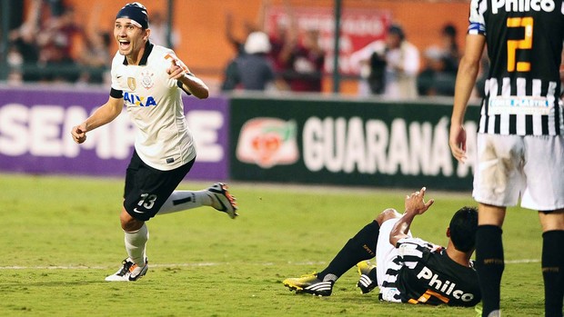 Paulo André comemora, Corinthians x Santos (Foto: Marcos Ribolli)