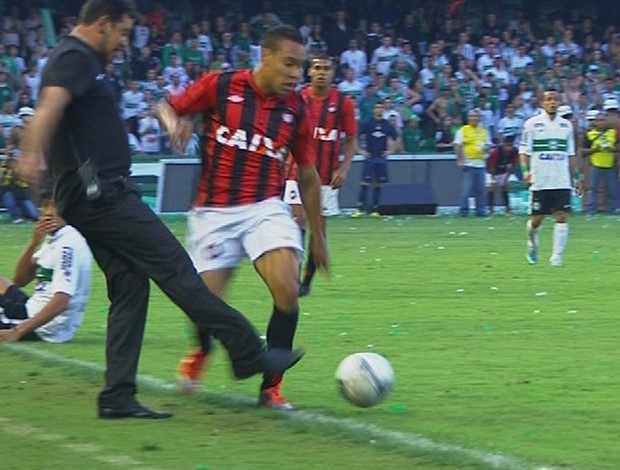 Marquinhos Santos Edigar Junio Coritiba Atlético-PR (Foto: Reprodução SporTV)