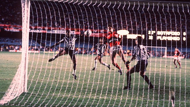 Maurício gol Botafogo Flamengo 1989 Centenário (Foto: Marcos André Pinto / Arquivo Agência O Globo)