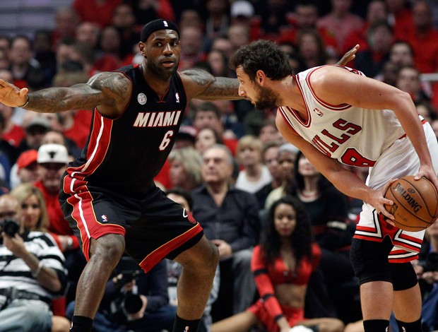  LeBron James do Chicago Bulls e Marco Belinelli do Miami Heat (Foto: Reuters)