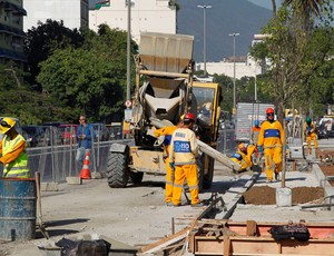 Obras operários maracanã reabertura  (Foto: Domingos Peixoto / Agência O Globo)