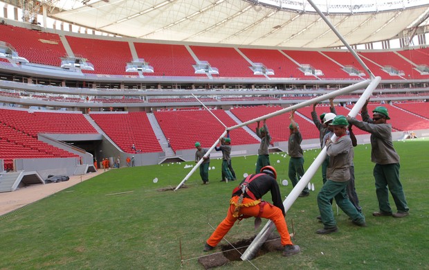 instalação traves estádio Mané Garrincha (Foto: Lula Marques / Secopa-DF)