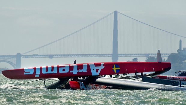 Iain Percy e Andrew Simpson vela medalha (Foto: AP)