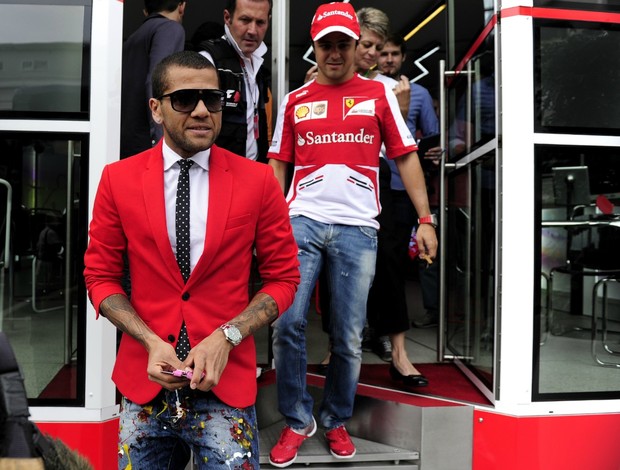 Daniel Alves e Felipe Massa no paddock da Fórmula 1 em Barcelona (Foto: AFP)