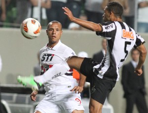 Luis Fabiano, Atlético-MG x São Paulo (Foto: EFE)