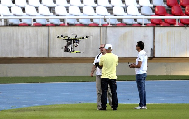 vistoria estádio Engenhão interditado (Foto: Alexandre Cassiano / Ag. O Globo)