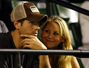 Enrique Iglesias e Anna Kournikova assistem jogo de tenis  (Foto: Getty Images)