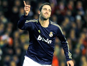 Gonzalo Higuain comemora gol do Real Madrid contra o Valencia (Foto: Reuters)