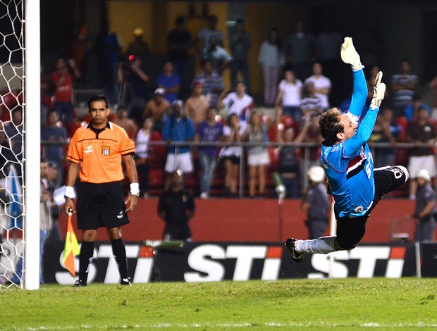 Rogerio Ceni adiantado pênalti Pato São Paulo (Foto: Levi Bianco / Ag. Estado)