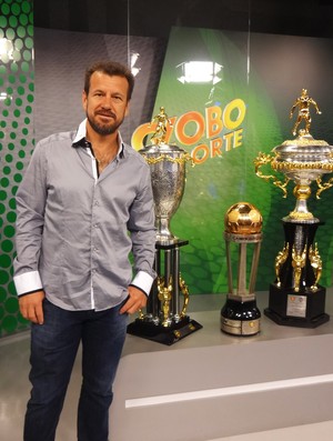 Dunga ao lado das três taças conquistadas do Gauchão (Foto: Jessica Mello/GLOBOESPORTE.COM)