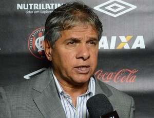 Arthur Bernardes, técnico do sub-23 atleticano, na Vila Olímpica (Foto: Site oficial do Atlético-PR/Divulgação)