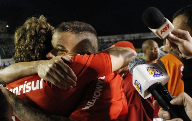 Forlán comemora o título com D&#39;Alessandro (Foto: Diego Guichard/GLOBOESPORTE.COM)