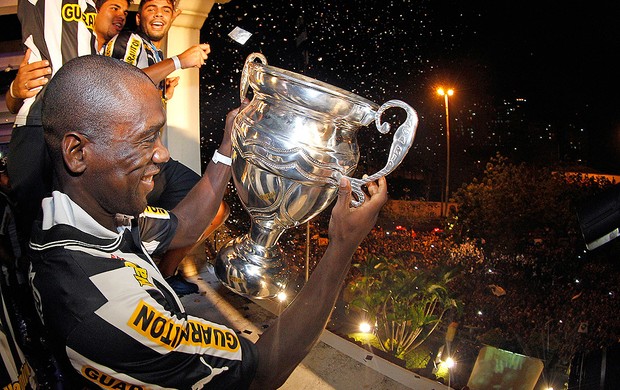 Seedorf festa Botafogo campeão carioca (Foto: Satiro Sodré / Agif)