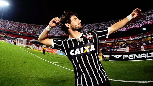 Pato comemoração Corinthians São Paulo Paulista (Foto: Marcos Ribolli / Globoesporte.com)