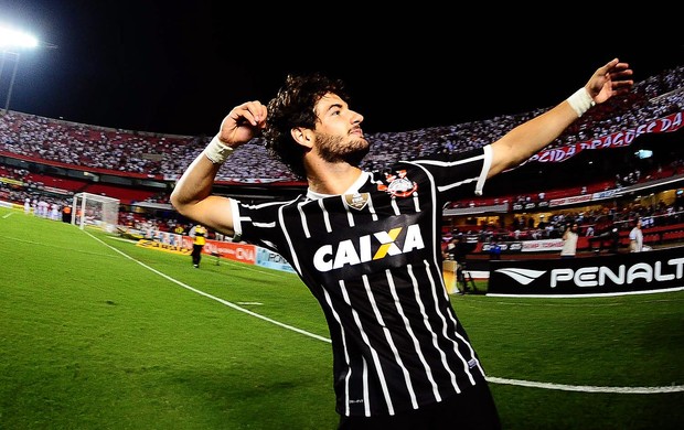 Pato comemoração Corinthians São Paulo Paulista (Foto: Marcos Ribolli / Globoesporte.com)