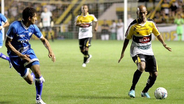 Tartá jogo Criciúma Avaí (Foto: Fernando Ribeiro / Futura Press)