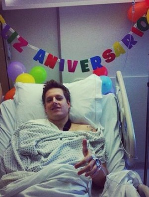 Murilo celebra aniversário no quarto do hospital após cirurgia no ombro (Foto: Reprodução Instragram)