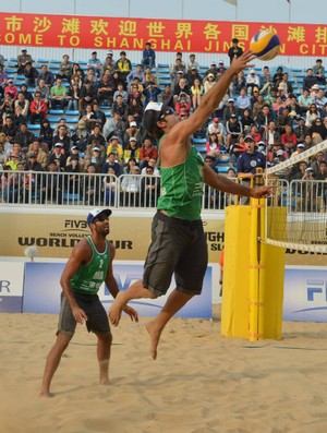 Pedro Solberg e Bruno Schimidt, final em Xangai (Foto: FIVB / Divulgação)