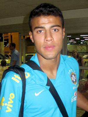 Rafinha Alcântara no desembarque da seleção sub-20 (Foto: Márcio Iannacca / Globoesporte.com)