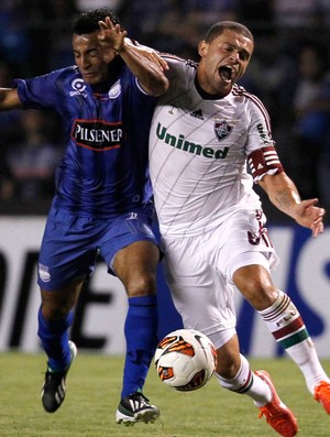 Pedro Quinonez e Edinho, Emelec x Fluminense (Foto: AP)