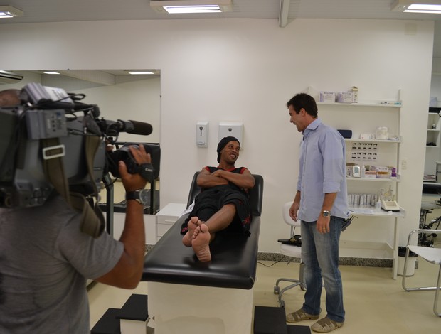 Ronaldinho e Thiago Asmar EE (Foto: Divulgação TV Globo)