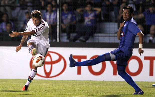 Rafael Sobis e Wilson Morante, Emelec x Fluminense (Foto: AP)