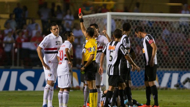 Lucio expulso jogo São Paulo Atlético-MG (Foto: Leandro Martins / Agência Estado)