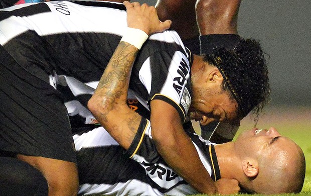 Ronaldinho Gaúcho Diego Tardelli gol Atlético-MG jogo São Paulo (Foto: AFP)