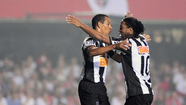 Gilberto Silva Ronaldinho gol Atlético-MG (Foto: Marcos Ribolli / Globoesporte.com)