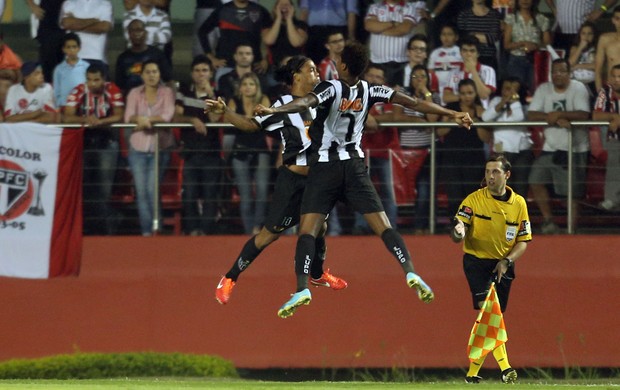 Ronaldinho Jô gol Atlético-MG x São Paulo (Foto: José Patrício / Ag. Estado)