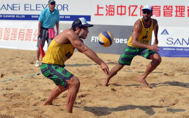 Pedro Solber e Bruno, etapa de Xangai, Circuito mundial de Vôlei de Praia (Foto: FIVB / Divulgação)