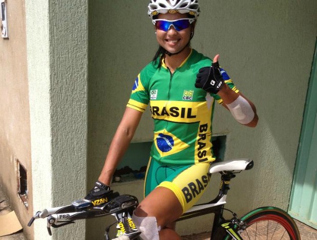 Ciclista Clemilda Fernandes volta a treinar no ciclismo de estrada (Foto: Reprodução/Facebook)