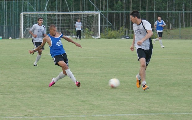 Paulinho faz jogada em cima de Pedro Paulo no treino do XV de Piracicaba (Foto: Eduardo Castellari / XV de Piracicaba)